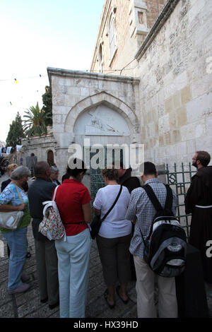 Via Dolorosa, 3e Chemin de Croix. Les pèlerins qui visitent la Terre Sainte, passez le chemin que Jésus a porté la croix du Calvaire. Jérusalem Banque D'Images