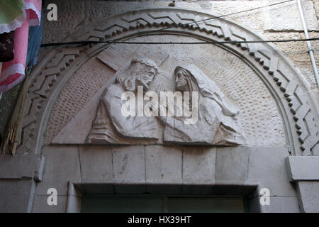 Via Dolorosa, 4e Chemin de Croix. Les pèlerins qui visitent la Terre Sainte, passez le chemin que Jésus a porté la croix du Calvaire. Jérusalem Banque D'Images