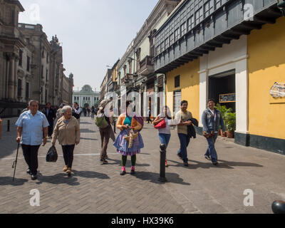 Lima, Pérou - 27 mai 2016 : les habitants de la ville et les touristes sur la rue de Lima. Banque D'Images