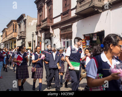 Lima, Pérou - 27 mai 2016 : Les enfants de l'école avec l'uniforme en marchant dans la rue de la Lima Banque D'Images