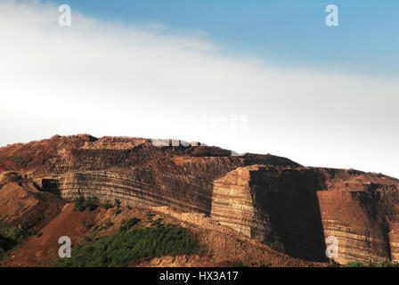 Falaise de la montagne de couleur brun-rouge du sol paysage chinois de l'agriculture dans la matinée. Banque D'Images