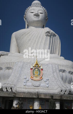 Big Buddha siège au plus haut sommet de collines nakkerd à ao chalong. c'est 45 mètres de haut statue en marbre blanc visible de n'importe où dans le sud de Phuket. Banque D'Images