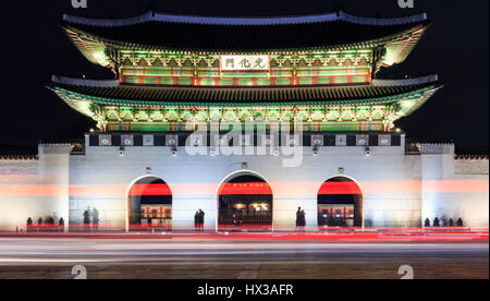 La vue de nuit Gwanghwamu, la porte principale de Gyeongbokgung palace à Séoul, Corée du Sud Banque D'Images
