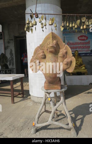 Big Buddha siège au plus haut sommet de collines nakkerd à ao chalong. c'est 45 mètres de haut statue en marbre blanc visible de n'importe où dans le sud de Phuket. Banque D'Images