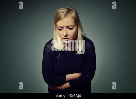 Femme avec douleur dans l'abdomen. Banque D'Images