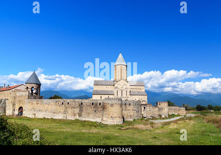 Voir d'Alaverdi monastère dans la vallée de l'Alazani. Cathédrale Alaverdi Saint Georges est situé à 18 km de la ville de Telavi. La région de Kakheti. La Géorgie Banque D'Images