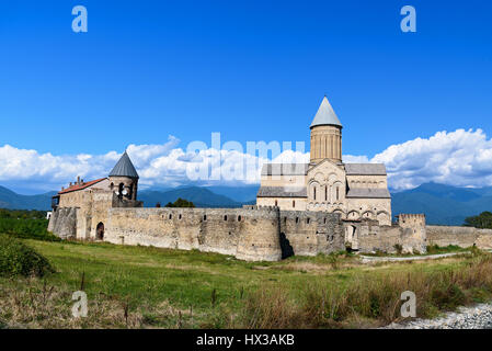 Voir d'Alaverdi monastère dans la vallée de l'Alazani. Cathédrale Alaverdi Saint Georges est situé à 18 km de la ville de Telavi. La région de Kakheti. La Géorgie Banque D'Images