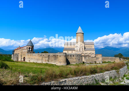 Voir d'Alaverdi monastère dans la vallée de l'Alazani. Cathédrale Alaverdi Saint Georges est situé à 18 km de la ville de Telavi. La région de Kakheti. La Géorgie Banque D'Images