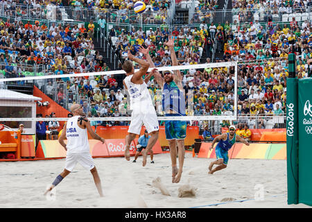 Rio de Janeiro, Brésil. 15 août 2016 Alison Cerutti - Bruno Schmidt (BRA) vs Phil Dalhausser - Nick Lucena (USA) la concurrence sur le terrain de beach-volley qu Banque D'Images