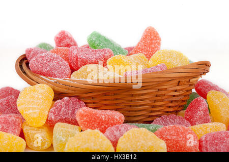 Tranches de fruits colorés bonbons jelly isolé sur fond blanc. Banque D'Images