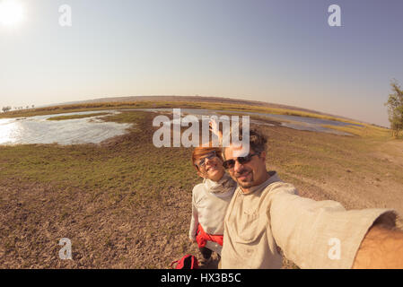 Couple sur selfies rivière Chobe au Botswana, en Namibie, à la frontière de l'Afrique. Fisheye Vue de dessus, de l'image. Le Parc National de Chobe, célèbre wildlilfe rese Banque D'Images