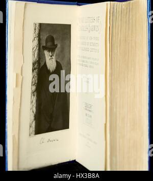 Le livre 'plus de lettres de Charles Darwin" est ouvert à une page contenant un portrait de Charles Darwin (1809-1882) dans une longue cape et capeline, 1903. La permission de la National Library of Medicine. Banque D'Images