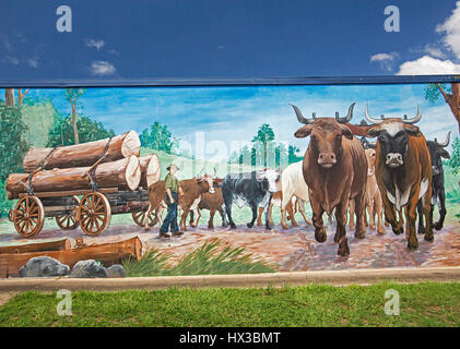 Grand et coloré peinture murale représentant la scène historique de bœufs tirant wagon chargé de billes de bois en Australie - sur le mur en ville à la campagne Banque D'Images