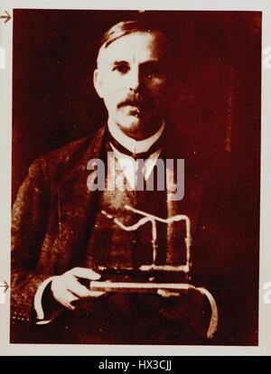 Portrait d'Ernest Rutherford, prix Nobel de chimie et connu comme le père de la physique nucléaire, 1900. Image courtoisie du département américain de l'énergie. Banque D'Images