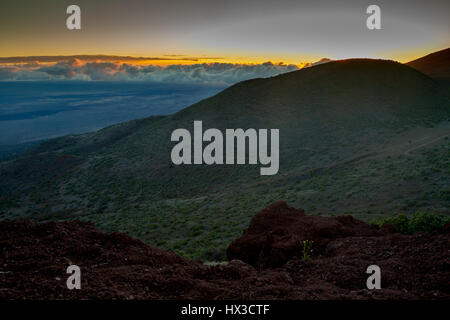 Coucher du soleil vu du Mauna Kea sur Big Island, Hawaii, USA. Banque D'Images