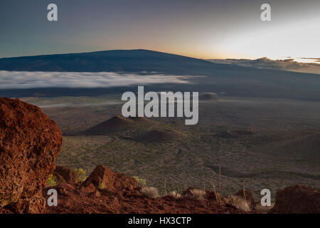 Vue panoramique à partir de Mauna Kea à Mauna Loa après le coucher du soleil sur Big Island, Hawaii, USA. Banque D'Images