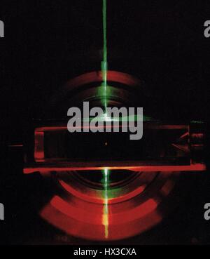 Application de la cytométrie en flux pour le séquençage d'ADN ; la petite tache jaune au centre de cette photographie montre l'exposition d'environ 1000 fluorescence les molécules du laser à colorants rhodamine 6G ; l'appareil illustré est une modification dans le cas de débit avec le faisceau laser argon vert traversant de gauche à droite, 1970. Image courtoisie du département américain de l'énergie. Banque D'Images