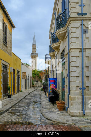 Scène de rue Limassol avec mosquée à la fin. Montre le minaret et une typrcal scène de rue étroite de la vieille ville de Limassol. Banque D'Images