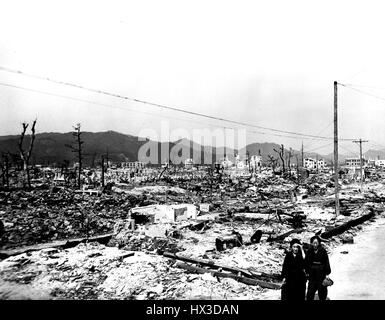 La désolation et bâtiments délabrés à Hiroshima après le bombardement atomique du Japon, 1945. Image courtoisie du département américain de l'énergie. Banque D'Images