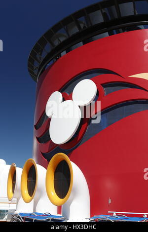 La signature Micky Mouse oreilles sur l'entonnoir d'un paquebot de croisière de Disney Banque D'Images