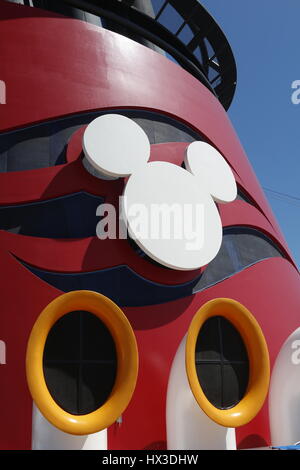 La signature Micky Mouse oreilles sur l'entonnoir d'un paquebot de croisière de Disney Banque D'Images