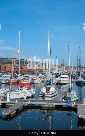 Le Swansea Marina, sur la côte sud du Pays de Galles, plein de yachts, bateaux amarrés et quelques bateaux de pêche aussi. Banque D'Images