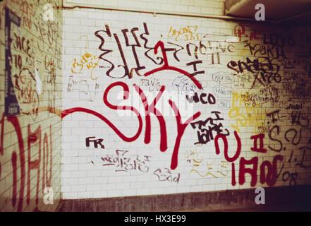 Mur de la station de métro de la 116e Rue à East Harlem, New York City, New York avec des graffitis, mai 1973. L'image de courtoisie des Archives nationales. Banque D'Images