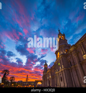 Superbe Ciel et nuages colorés au crépuscule dans Arequipa, célèbre destination de voyage et monument au Pérou. Grand angle vue de dessous de la coloniale Cathe Banque D'Images