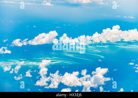 Vue aérienne des Bahamas, de superbes îles, bancs de sable et les récifs coralliens avec une mer turquoise, tourné à partir de avion. Banque D'Images