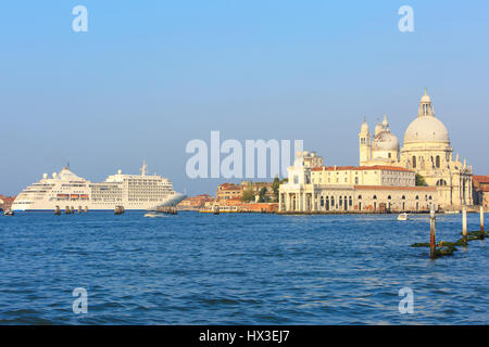 La Silver Spirit super-navire de croisière de luxe de croisière (2009) a adopté la Basilique Santa Maria della Salute (1681) à Venise, Italie Banque D'Images