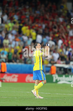 NICE, FRANCE - 22 juin 2016 : Zlatan Ibrahimovic de Suède merci fans après l'UEFA EURO 2016 match contre la Belgique au stade de l'Allianz Riviera Nice. L Banque D'Images