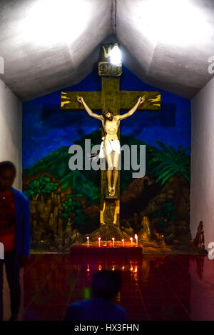 La statue de Jésus crucifixion à l'intérieur d'une chapelle du sanctuaire en chambre Larantuka, Indonésie. Banque D'Images