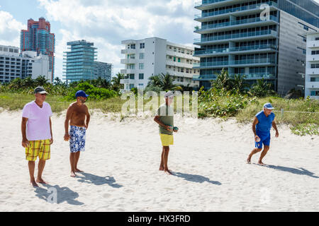 Miami Beach Florida,South Pointe SOFI,sable,adultes homme hommes,aînés,amis,jouer,bocce ball,bocci,sport,jeu,les visiteurs voyage tou Banque D'Images