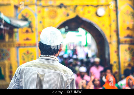 Un homme portant un chapeau de crâne allant à l'Ajmer Dargah Sharif pour offrant Namaz Banque D'Images