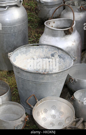 Vieux seaux et autres contenants en aluminium pour la vente au magasin d'antiquités Banque D'Images