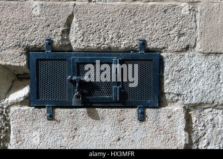 Porte métallique fermé avec un cadenas sur un mur de pierre Banque D'Images