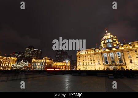 Shanghai, Chine - le 20 décembre 2016 ,,La scène de nuit de l'architecture Européenne classique dans le Bund, Shanghai la nuit. Situé dans le Bund (Waita Banque D'Images