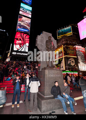 New York, USA - 20 novembre 2011 : des foules de gens assis sur des bancs et sur les étapes ou rouge en passant devant les marches au-dessus de la rouge derrière les cabines TKTS Banque D'Images