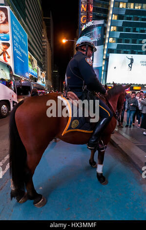 New York, USA - 20 novembre 2011 : Des policiers du NYPD montés sur des chevaux, de service la nuit près de Times Square, Manhattan, New York, USA. Banque D'Images