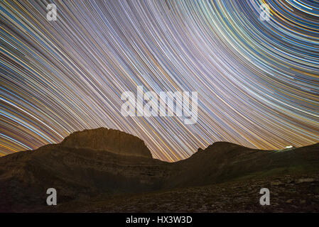 Star Trails au-dessus du trône de Zeus sur le mont Olympe Banque D'Images