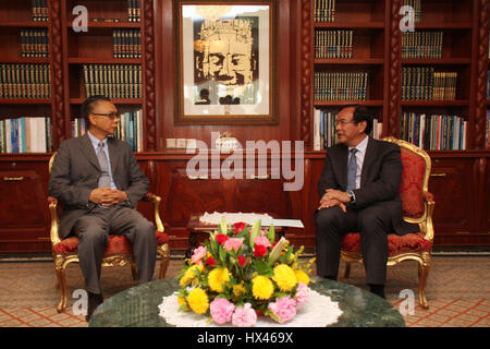 Phnom Penh. 24Th Mar, 2017. Le Ministre des affaires étrangères du Cambodge Prak Sokhonn (R) rencontre avec l'Ambassadeur chinois à Jakarta à l'Association des nations de l'Asie du Sud-Est (ANASE) Xu Bu à Phnom Penh, Cambodge, le 24 mars 2017, l'examen des liens Cambodia-China et de l'ANASE-Chine. Credit : Sovannara/Xinhua/Alamy Live News Banque D'Images