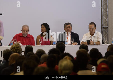 Sao Paulo, Sao Paulo, Brésil. 24Th Mar, 2017. L'ancien Président du Brésil Luiz Inacio Lula da Silva ( porter du rouge) participe à l'événement organisé par le Parti des travailleurs (PT), dans un hôtel dans le sud de São Paulo (SP), dans la matinée de ce vendredi (24).Les participants ont examiné les effets de l'opération Lava Jato (blanchiment) et a réuni des juristes, des politiques, des économistes et des syndicalistes de PT. Credit : Paulo Lopes/ZUMA/Alamy Fil Live News Banque D'Images