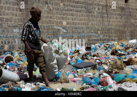 Taiz, Yémen. 23 mars 2017. Une catastrophe écologique menace des millions d'habitants au Yémen à la suite du conflit en cours. Comme le siège municipal ont été fermées et le service de collecte des déchets n'a cessé de Taiz, les déchets non ramassés a fui dans le système d'évacuation des eaux usées par la pluie torrentielle. Taiz récemment les hôpitaux ont reçu beaucoup de cas de choléra et de la dengue en raison de l'aggravation de la situation humanitaire dans la ville. Credit : ZUMA Press, Inc./Alamy Live News Banque D'Images