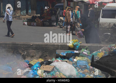 Taiz, Yémen. 23 mars 2017. Une catastrophe écologique menace des millions d'habitants au Yémen à la suite du conflit en cours. Comme le siège municipal ont été fermées et le service de collecte des déchets n'a cessé de Taiz, les déchets non ramassés a fui dans le système d'évacuation des eaux usées par la pluie torrentielle. Taiz récemment les hôpitaux ont reçu beaucoup de cas de choléra et de la dengue en raison de l'aggravation de la situation humanitaire dans la ville. Credit : ZUMA Press, Inc./Alamy Live News Banque D'Images