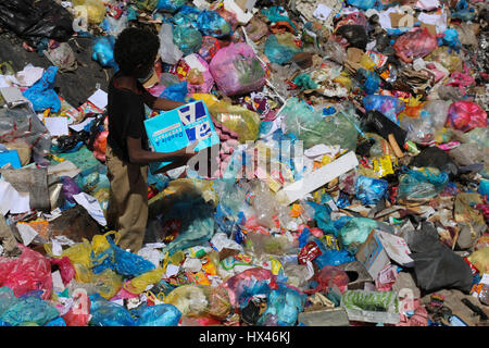 Taiz, Yémen. 23 mars 2017. Une catastrophe écologique menace des millions d'habitants au Yémen à la suite du conflit en cours. Comme le siège municipal ont été fermées et le service de collecte des déchets n'a cessé de Taiz, les déchets non ramassés a fui dans le système d'évacuation des eaux usées par la pluie torrentielle. Taiz récemment les hôpitaux ont reçu beaucoup de cas de choléra et de la dengue en raison de l'aggravation de la situation humanitaire dans la ville. Credit : ZUMA Press, Inc./Alamy Live News Banque D'Images