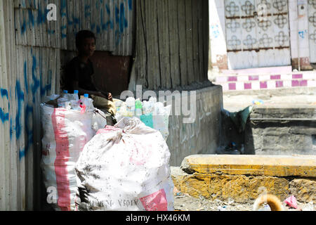 Taiz, Yémen. 23 mars 2017. Une catastrophe écologique menace des millions d'habitants au Yémen à la suite du conflit en cours. Comme le siège municipal ont été fermées et le service de collecte des déchets n'a cessé de Taiz, les déchets non ramassés a fui dans le système d'évacuation des eaux usées par la pluie torrentielle. Taiz récemment les hôpitaux ont reçu beaucoup de cas de choléra et de la dengue en raison de l'aggravation de la situation humanitaire dans la ville. Credit : ZUMA Press, Inc./Alamy Live News Banque D'Images