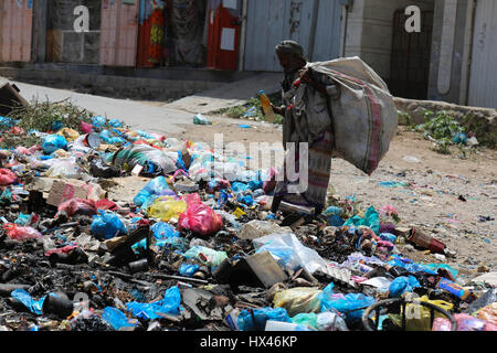 Taiz, Yémen. 23 mars 2017. Une catastrophe écologique menace des millions d'habitants au Yémen à la suite du conflit en cours. Comme le siège municipal ont été fermées et le service de collecte des déchets n'a cessé de Taiz, les déchets non ramassés a fui dans le système d'évacuation des eaux usées par la pluie torrentielle. Taiz récemment les hôpitaux ont reçu beaucoup de cas de choléra et de la dengue en raison de l'aggravation de la situation humanitaire dans la ville. Credit : ZUMA Press, Inc./Alamy Live News Banque D'Images