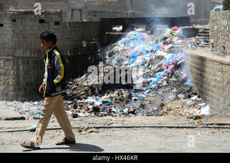 Taiz, Yémen. 23 mars 2017. Une catastrophe écologique menace des millions d'habitants au Yémen à la suite du conflit en cours. Comme le siège municipal ont été fermées et le service de collecte des déchets n'a cessé de Taiz, les déchets non ramassés a fui dans le système d'évacuation des eaux usées par la pluie torrentielle. Taiz récemment les hôpitaux ont reçu beaucoup de cas de choléra et de la dengue en raison de l'aggravation de la situation humanitaire dans la ville. Credit : ZUMA Press, Inc./Alamy Live News Banque D'Images