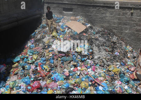 Taiz, Yémen. 23 mars 2017. Une catastrophe écologique menace des millions d'habitants au Yémen à la suite du conflit en cours. Comme le siège municipal ont été fermées et le service de collecte des déchets n'a cessé de Taiz, les déchets non ramassés a fui dans le système d'évacuation des eaux usées par la pluie torrentielle. Taiz récemment les hôpitaux ont reçu beaucoup de cas de choléra et de la dengue en raison de l'aggravation de la situation humanitaire dans la ville. Credit : ZUMA Press, Inc./Alamy Live News Banque D'Images