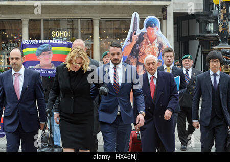 Londres, Royaume-Uni. 24Th Mar, 2017. Claire Blackman, épouse de Sgt Alex Blackman arrive à la Cour de justice royale accompagné des avocats et les partisans d'entendre la phrase révisée de son mari. Credit : JOHNNY ARMSTEAD/Alamy Live News Banque D'Images